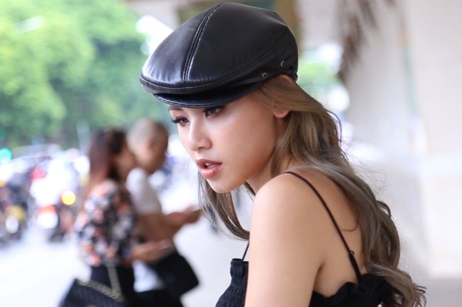 Streetstyle gioi tre Ha Noi ngay 2 Fashion Week kem huyen nao hinh anh