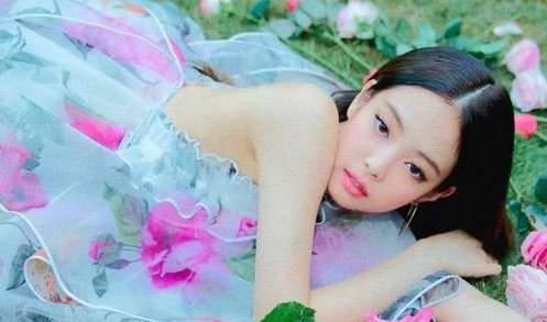 Jennie (Black Pink) mac vay gan 10.000 USD quang ba ca khuc moi hinh anh