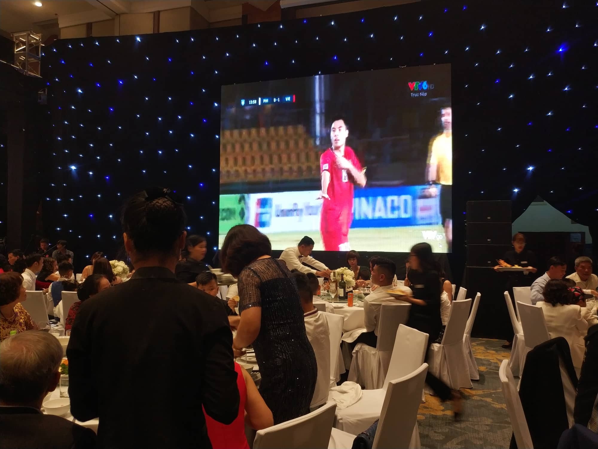 A hau Thanh Tu vo oa trong le cuoi khi Anh Duc ghi ban cho Viet Nam hinh anh