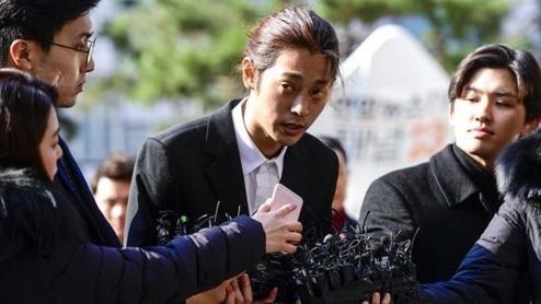 Jung Joon Young tieu tuy, tu choi phong vien khi den so canh sat hinh anh