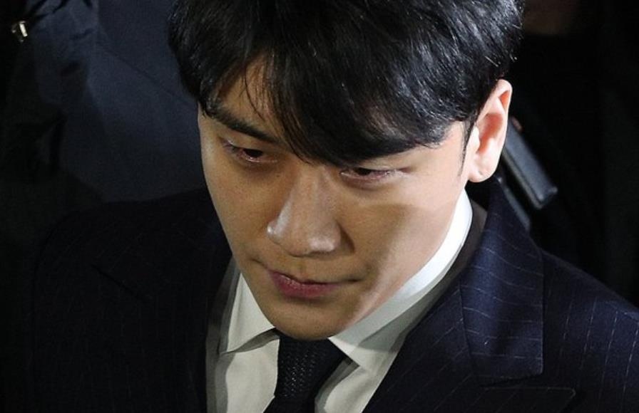 Seungri va Jung Joon Young giao nop dien thoai cho canh sat hinh anh