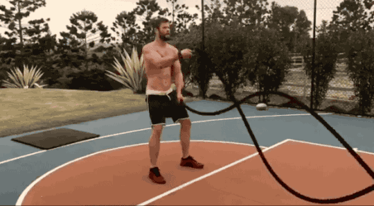 Chris Hemsworth tap luyen khac nghiet de hoa than Thor nhu the nao? hinh anh