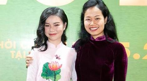 Dao dien 'Vo ba' len tieng ve tranh cai dung be 13 tuoi cho canh nong hinh anh