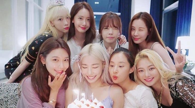 Cac co gai SNSD khoe anh xinh dep trong ngay sinh nhat Tiffany hinh anh