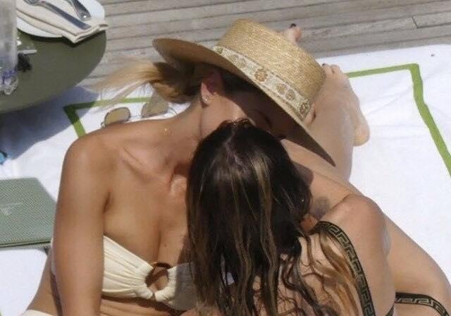 Miley Cyrus om hon say dam gai la sau khi chia tay Liam Hemsworth hinh anh