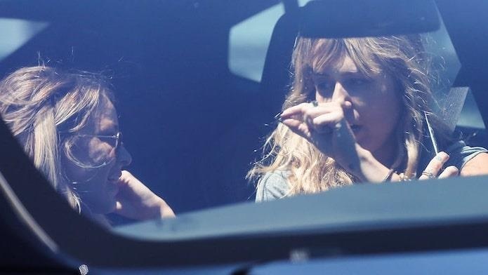 Miley Cyrus dua ban gai tin don di choi hinh anh