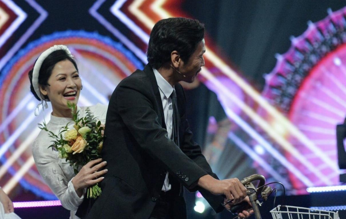 Thu Quynh nhay boc lua, bo Son cuoi co Hanh o VTV Awards hinh anh