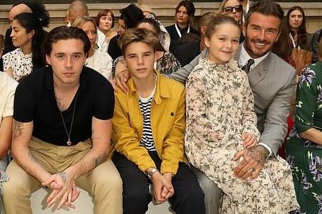 David Beckham va cac con den co vu buoi trinh dien cua Victoria hinh anh