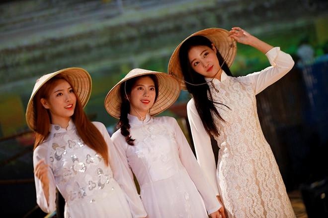 Nhom nhac noi tieng Han Quoc duyen dang trong ta ao dai Viet Nam hinh anh