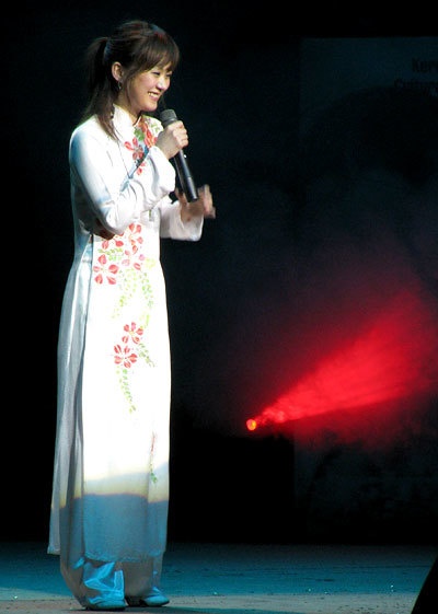 sao quoc te mac ao dai anh 1