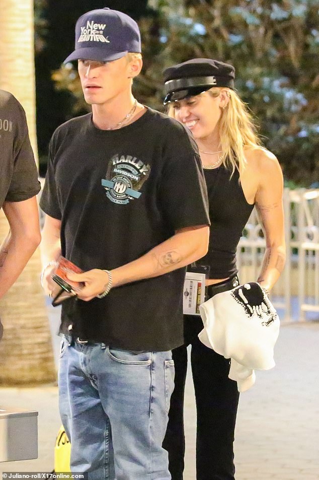 Miley Cyrus di choi voi ban trai anh 2