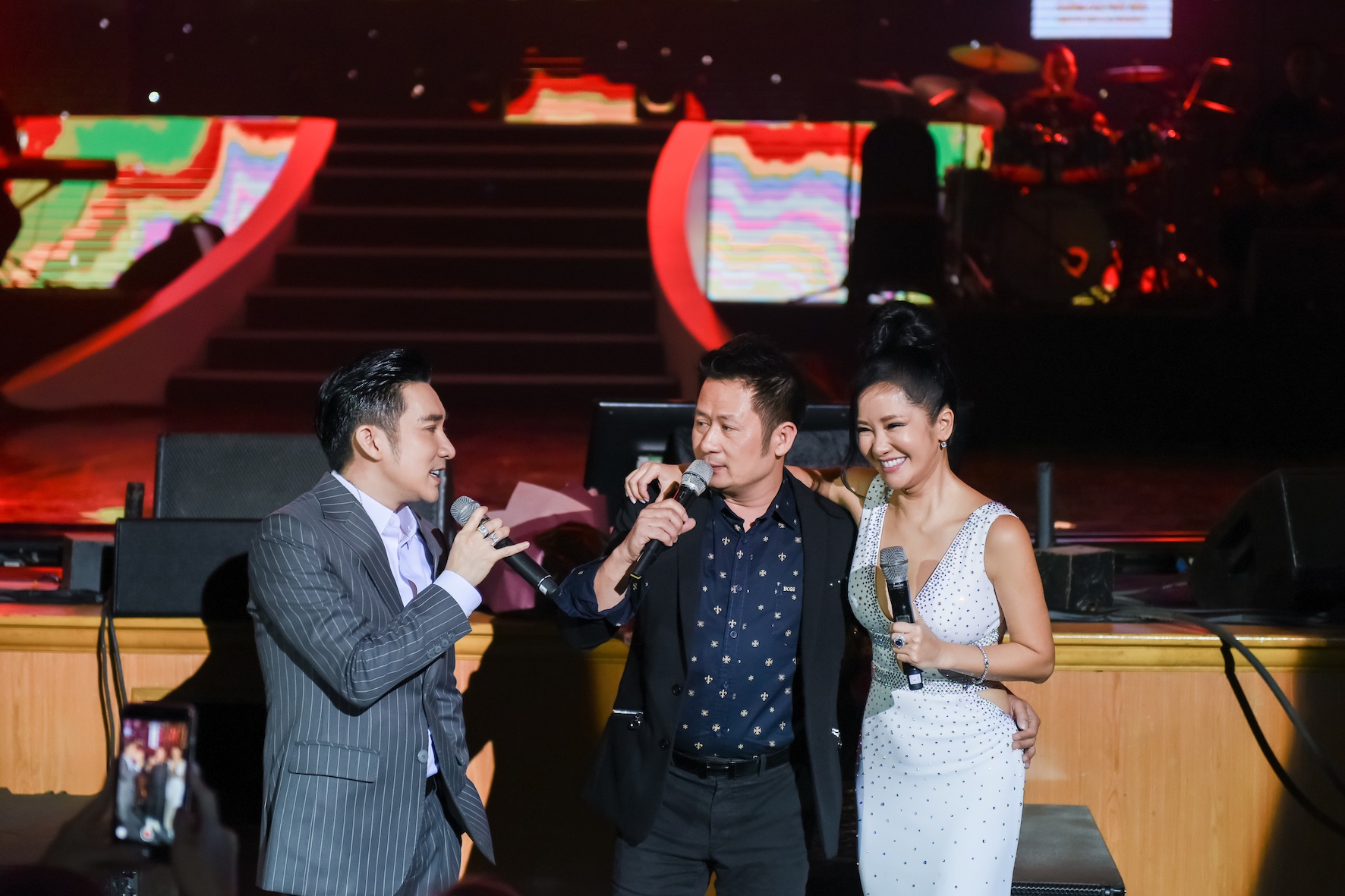 Bang Kieu ngau hung hat 'Loi cua gio' cung Hong Nhung va Quang Ha hinh anh