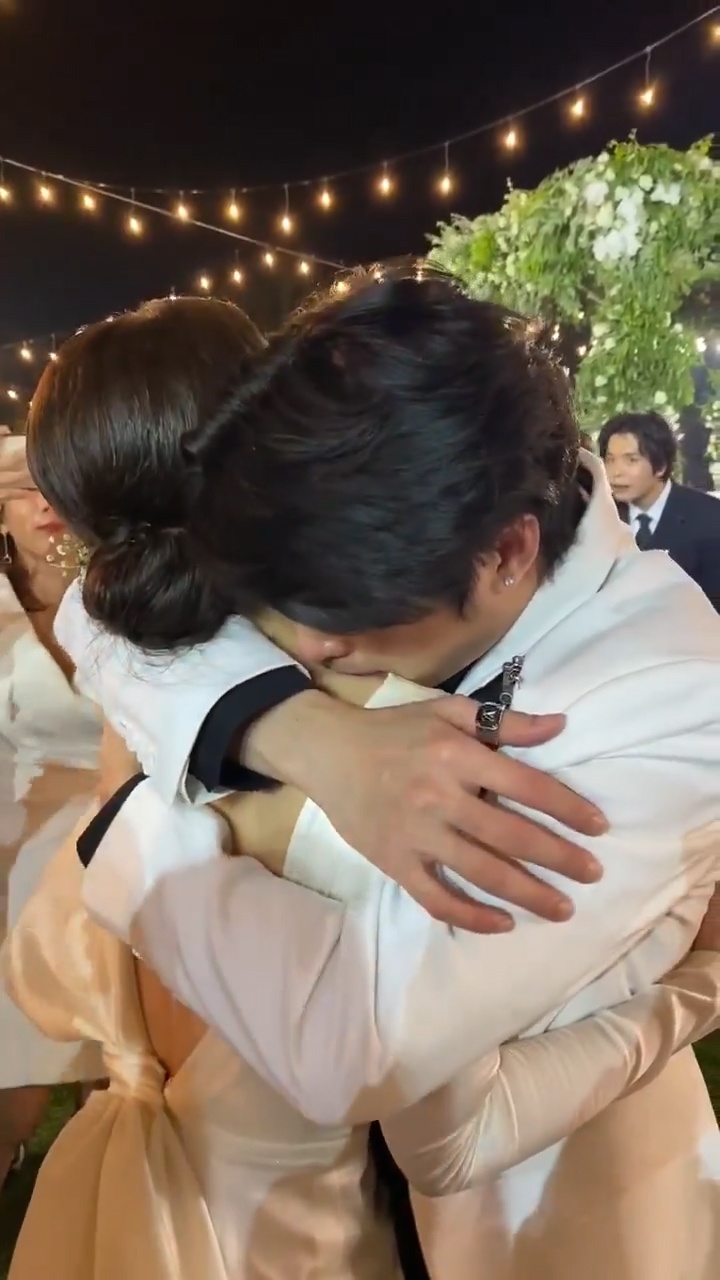 Noo Phuoc Thinh om Dong Nhi khoc anh 1