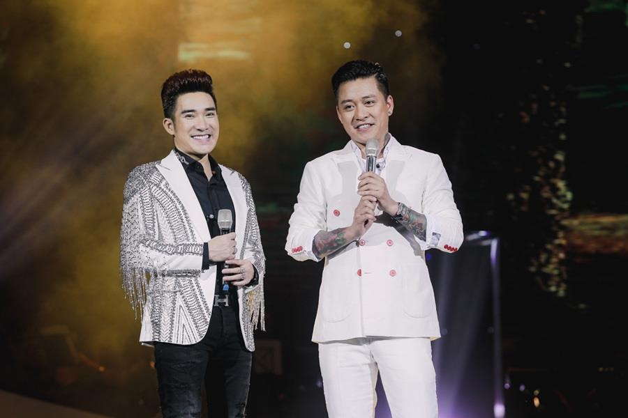 Tuan Hung hat khong lay cat-xe trong show Quang Ha hinh anh