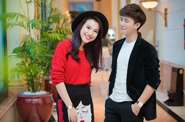 A hau Hoang Oanh cuoi chong tay anh 4