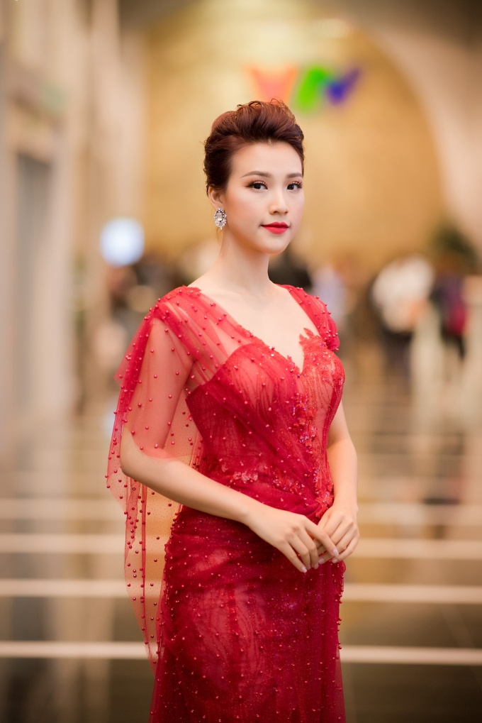 A hau Hoang Oanh cuoi chong tay anh 5