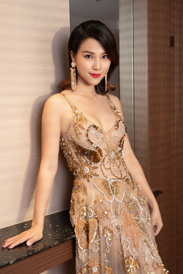 A hau Hoang Oanh cuoi chong tay anh 6