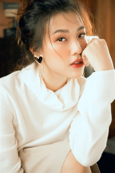 A hau Hoang Oanh cuoi chong tay anh 1