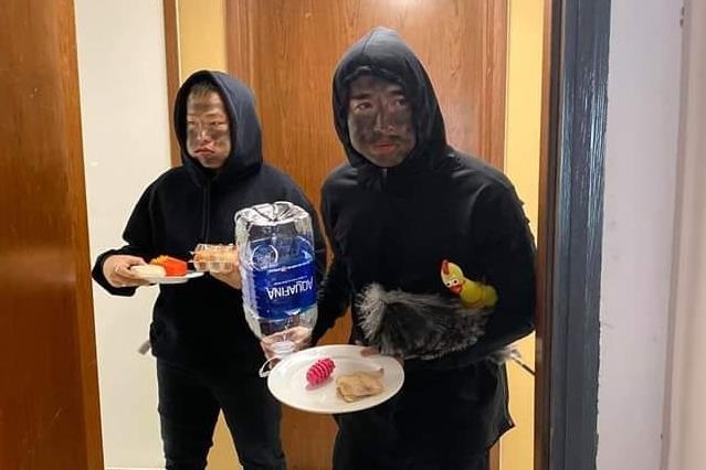 Chi Dan bi phan ung khi cai trang thanh doi tuong mat den hinh anh