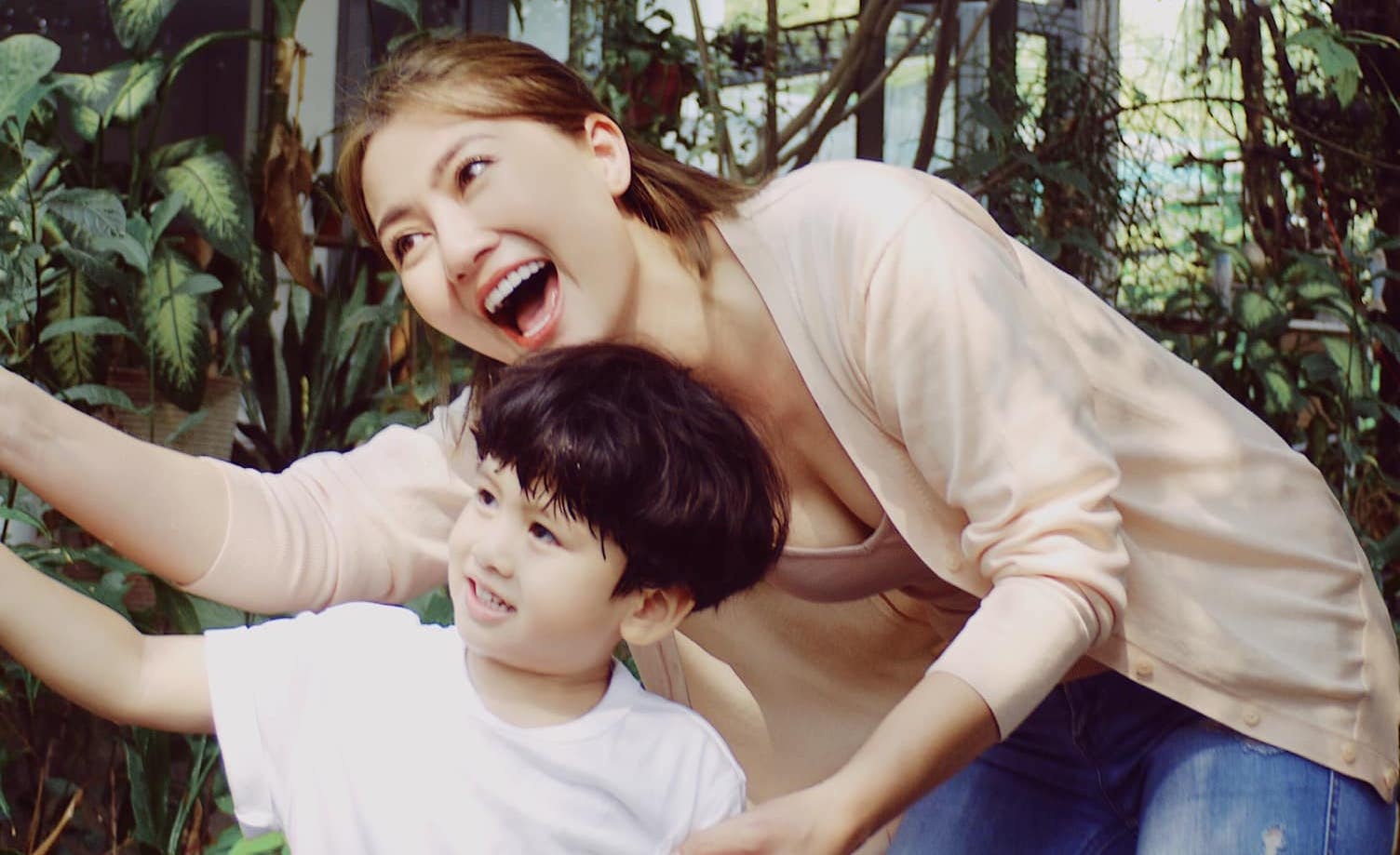 Ngoc Lan don Tet ben con trai hinh anh