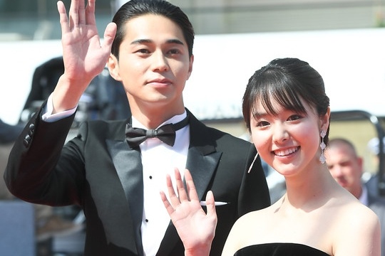 My nhan Nhat be bang sau be boi ngoai tinh chan dong lang giai tri hinh anh