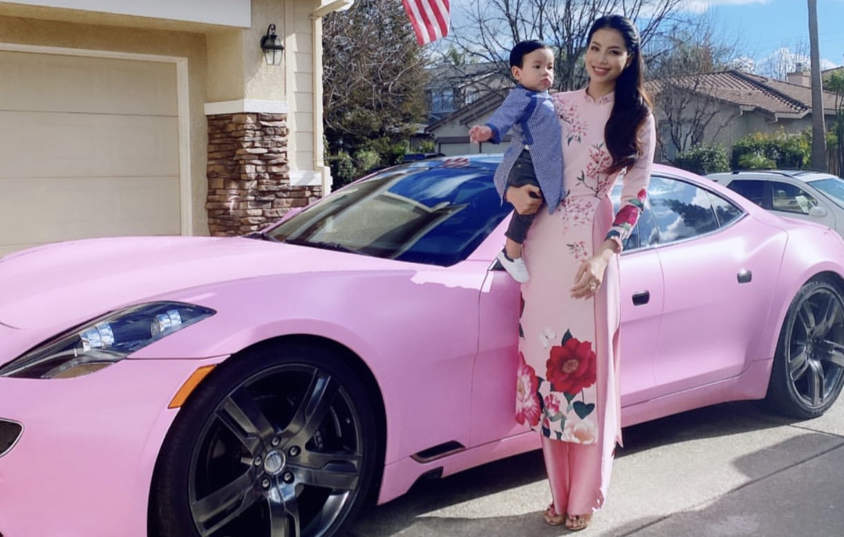 Pham Huong va con trai du xuan ben sieu xe hinh anh