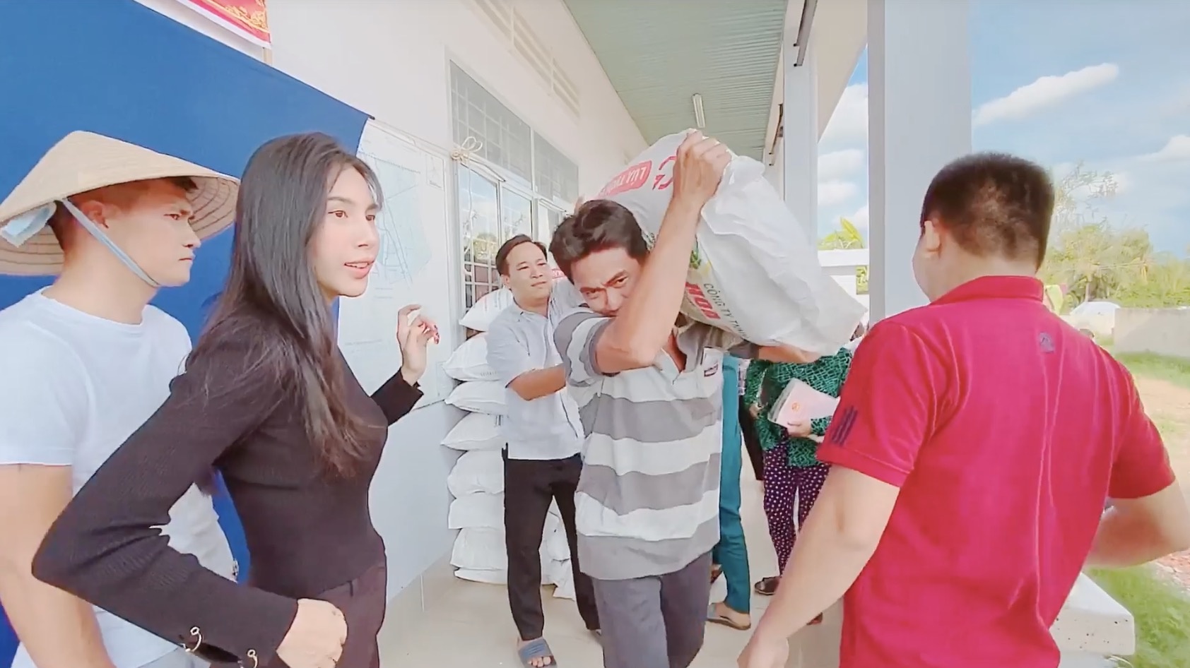 Thuy Tien trao tan tay 2 ty dong lua giong cho nong dan ngheo hinh anh