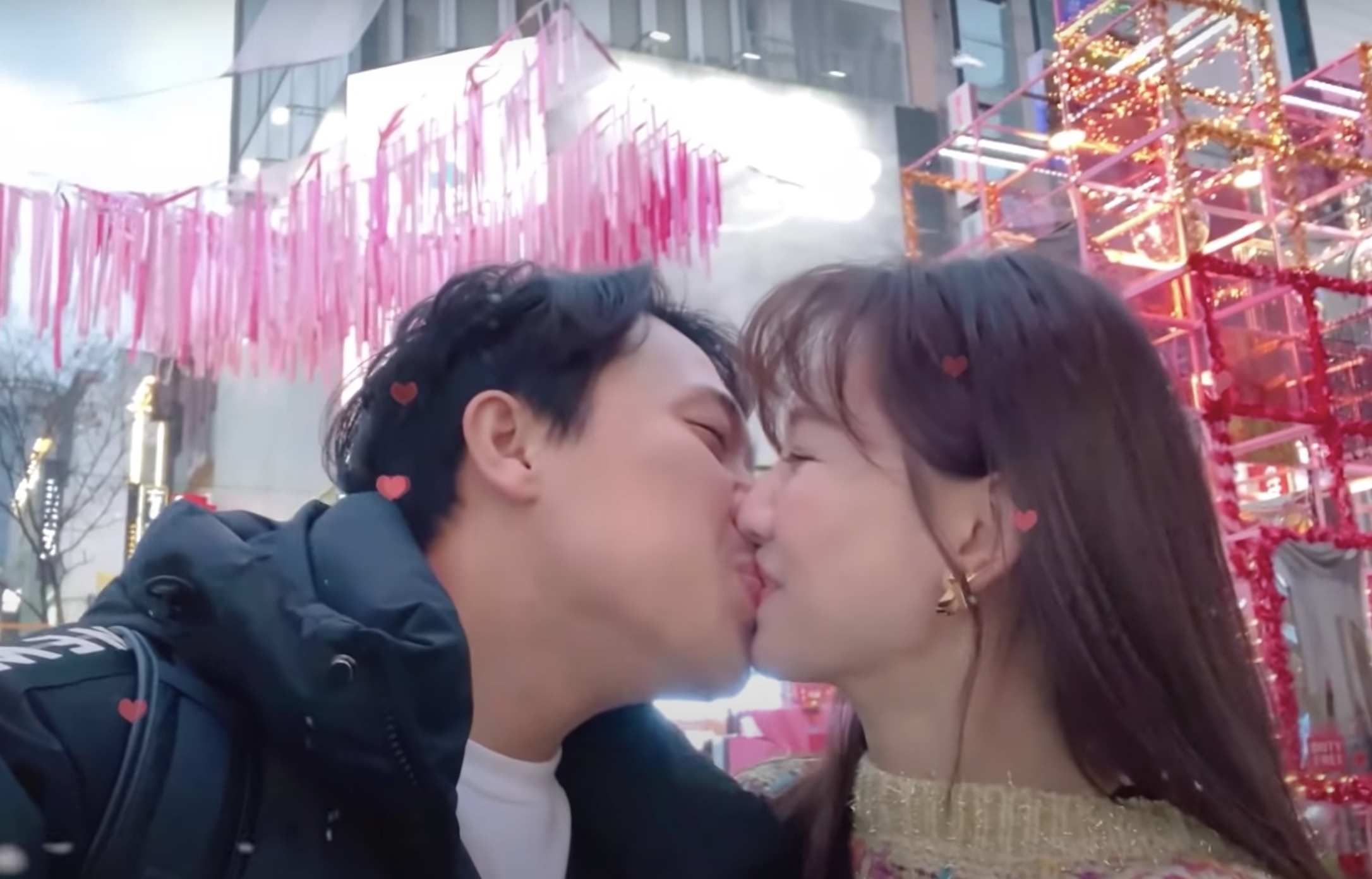 Tran Thanh khong ngai hon Hari Won o chon dong nguoi hinh anh