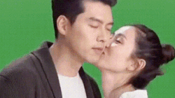 Khoanh khac Hyun Bin nhac Son Ye Jin che chan vay ao hinh anh