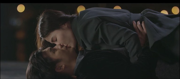 Canh hon cam xuc cua Nhan Phuc Vinh va Diem My 9X tren phim hinh anh