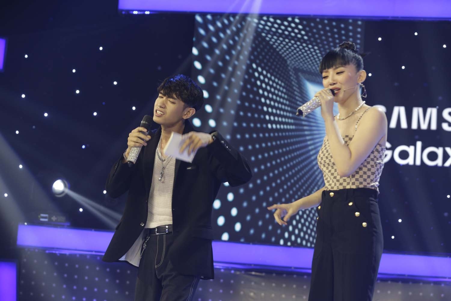 Quang Dang hat tham hoa khi song ca cung Toc Tien hinh anh