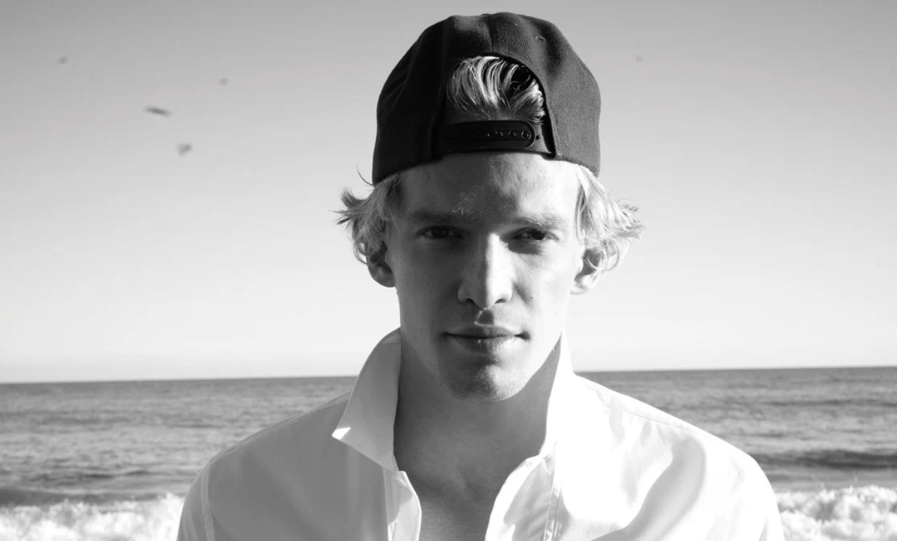 Brooklyn Beckham chup hinh cho ban trai Miley Cyrus hinh anh