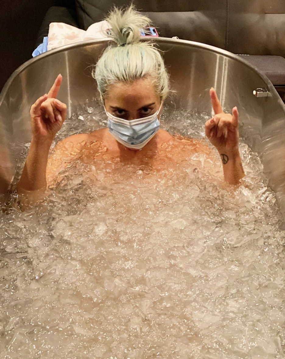 Lady Gaga ngâm bồn đá ảnh 1 Lady Gaga ngam bon da anh 1
