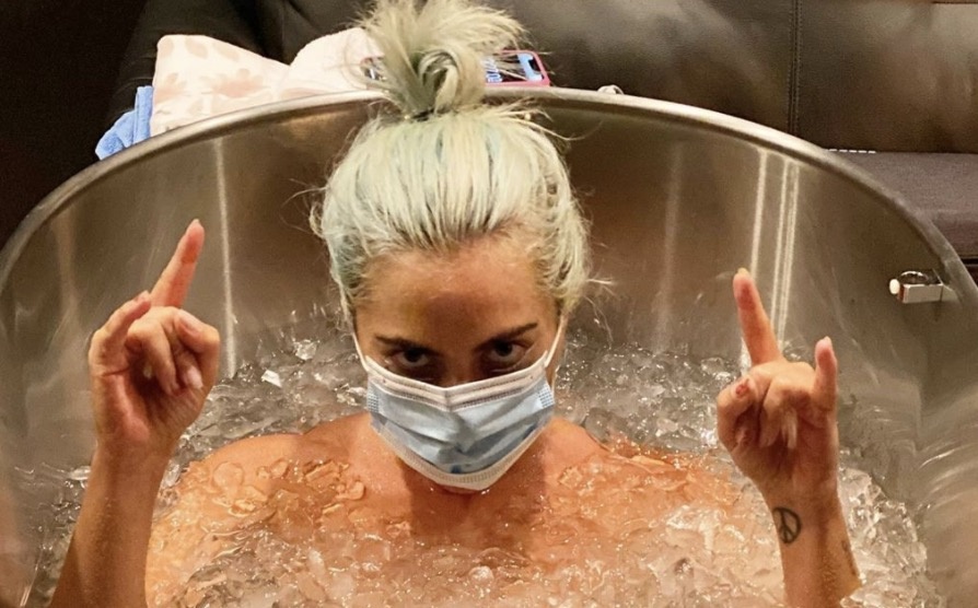 Lady Gaga dang anh ngam minh trong bon da hinh anh