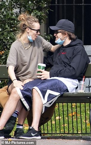 robert pattinson mắc covid-19 ảnh 2 robert pattinson mac covid-19 anh 2