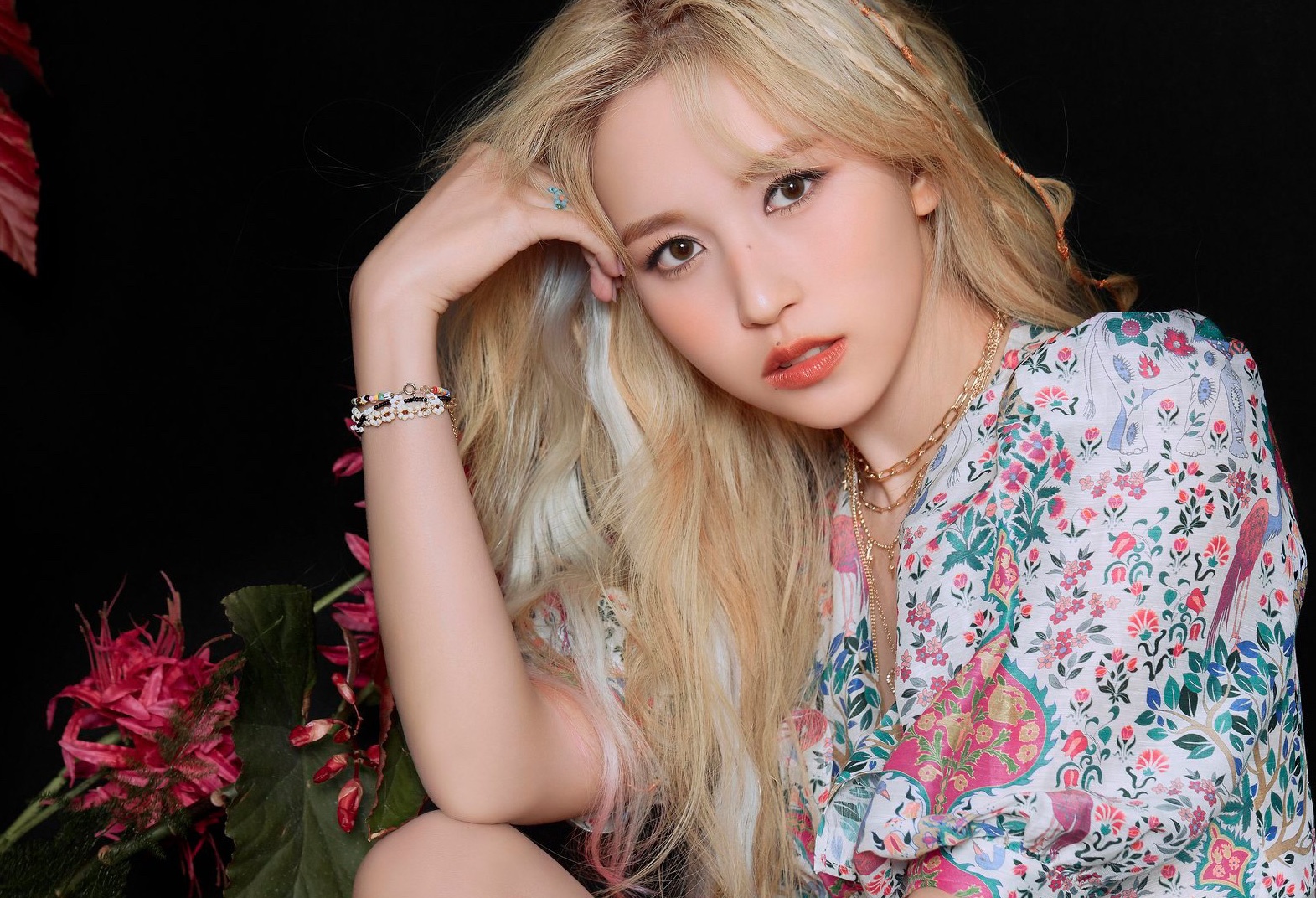 TWICE thay doi e-kip hop tac hinh anh