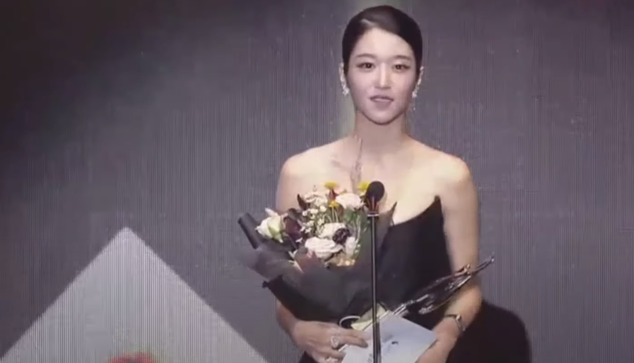 Seo Ye Ji nhan giai anh 1