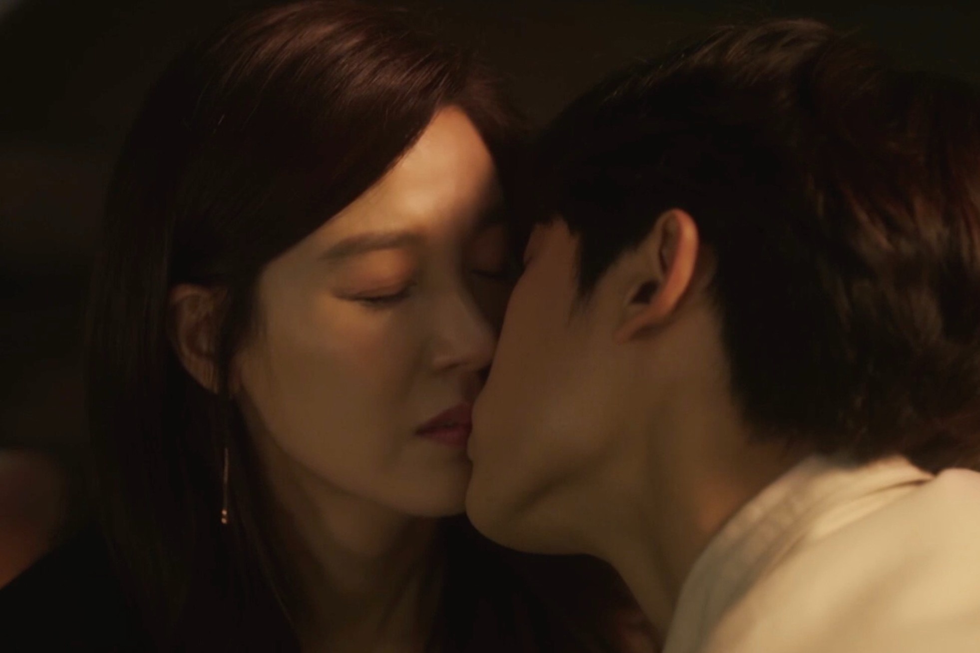 Nu hon gay tranh cai cua Kim Ha Neul va ban dien kem 17 tuoi hinh anh