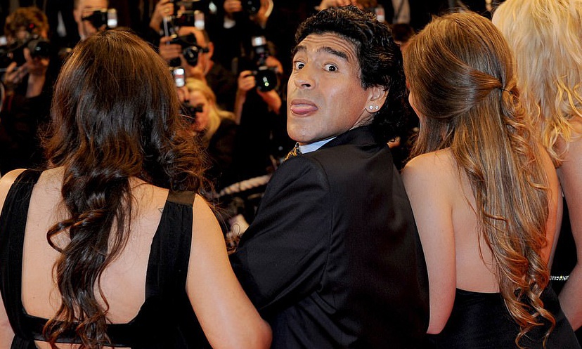 Phong van Maradona nhu cuoc dau tri hinh anh