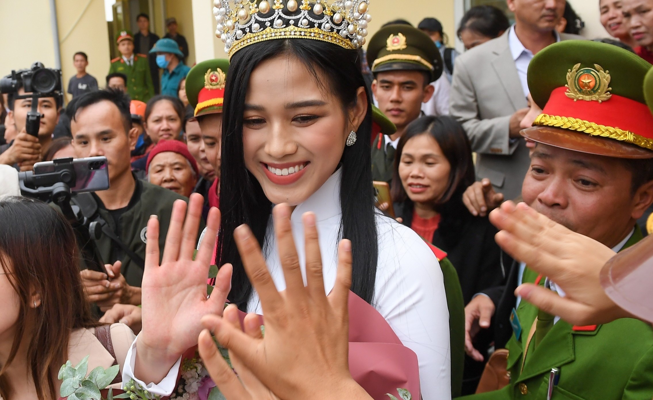 Hang nghin nguoi o Thanh Hoa vay chat Hoa hau Do Thi Ha hinh anh