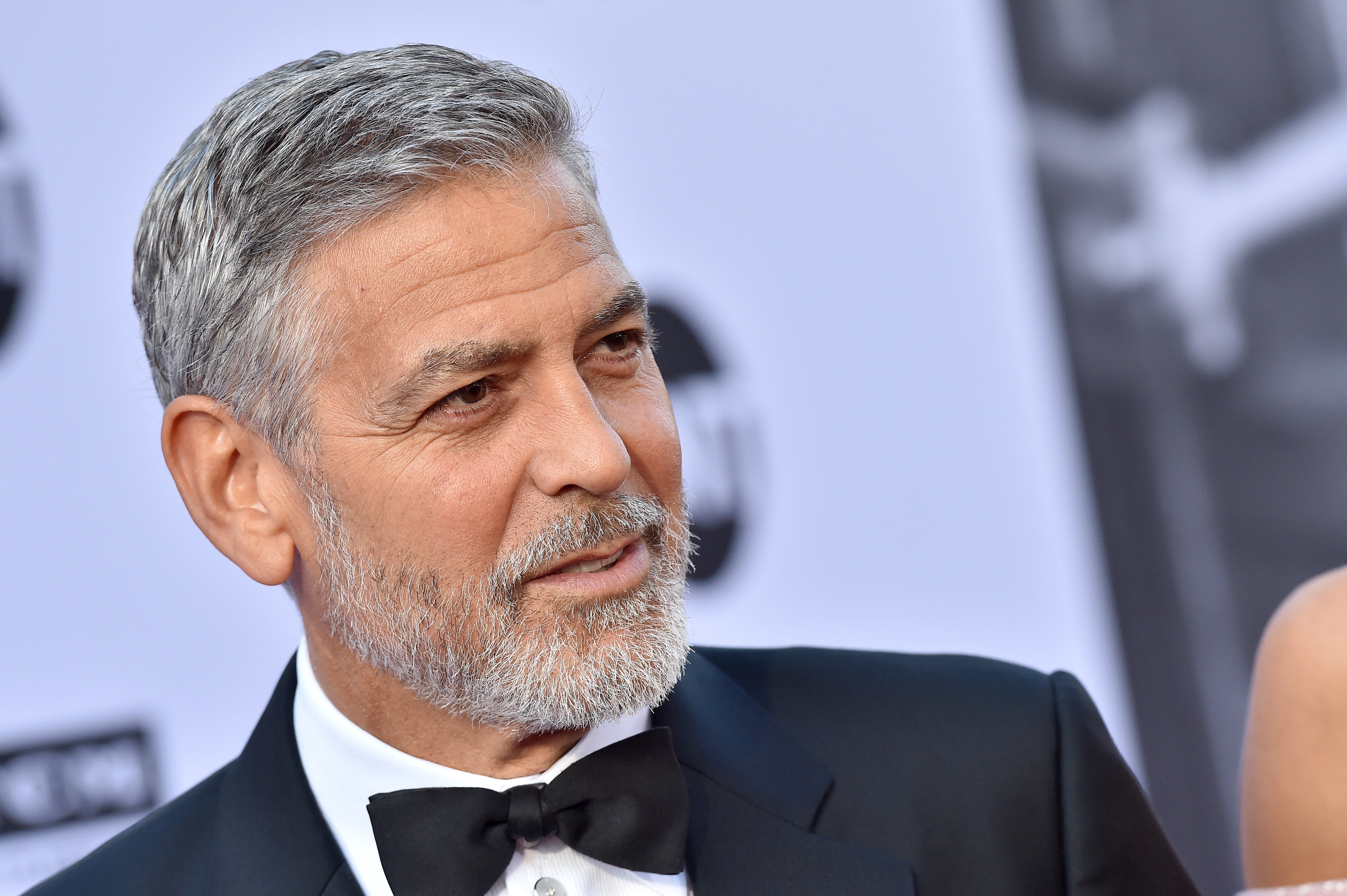'Nguoi Doi' George Clooney may ao cho con, sua vay cho vo hinh anh