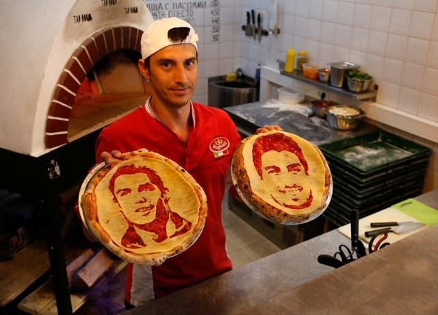 Pizza in anh Suarez va Cristiano Ronaldo anh 3