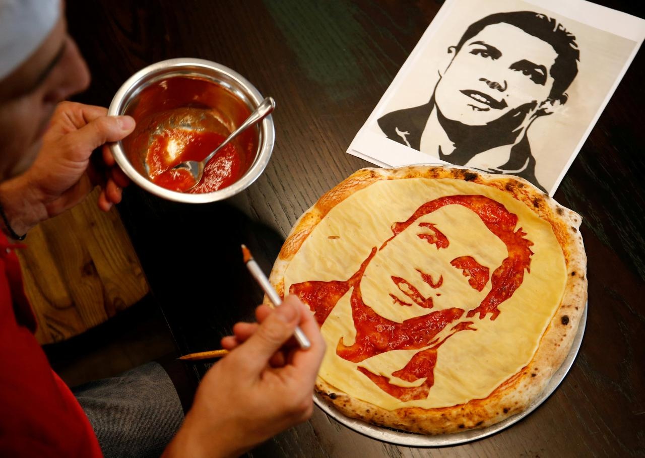 Den Nga mua World Cup: Thuong thuc pizza in hinh Ronaldo va Suarez hinh anh