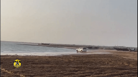 Toyota Fortuner bi lat ngang khi danh vong tren bai bien tai Pakistan hinh anh