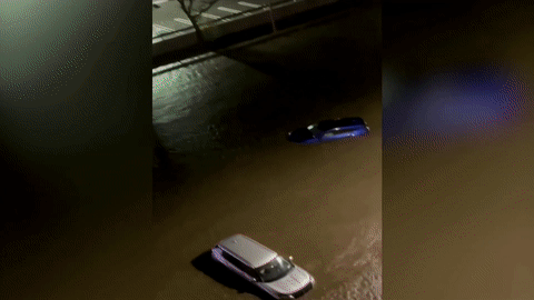 Oto mac ket giua dong nuoc lu o New York hinh anh