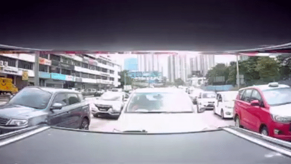 Xe tai gay tai nan lien hoan voi 7 oto dang cho den do tai Malaysia hinh anh