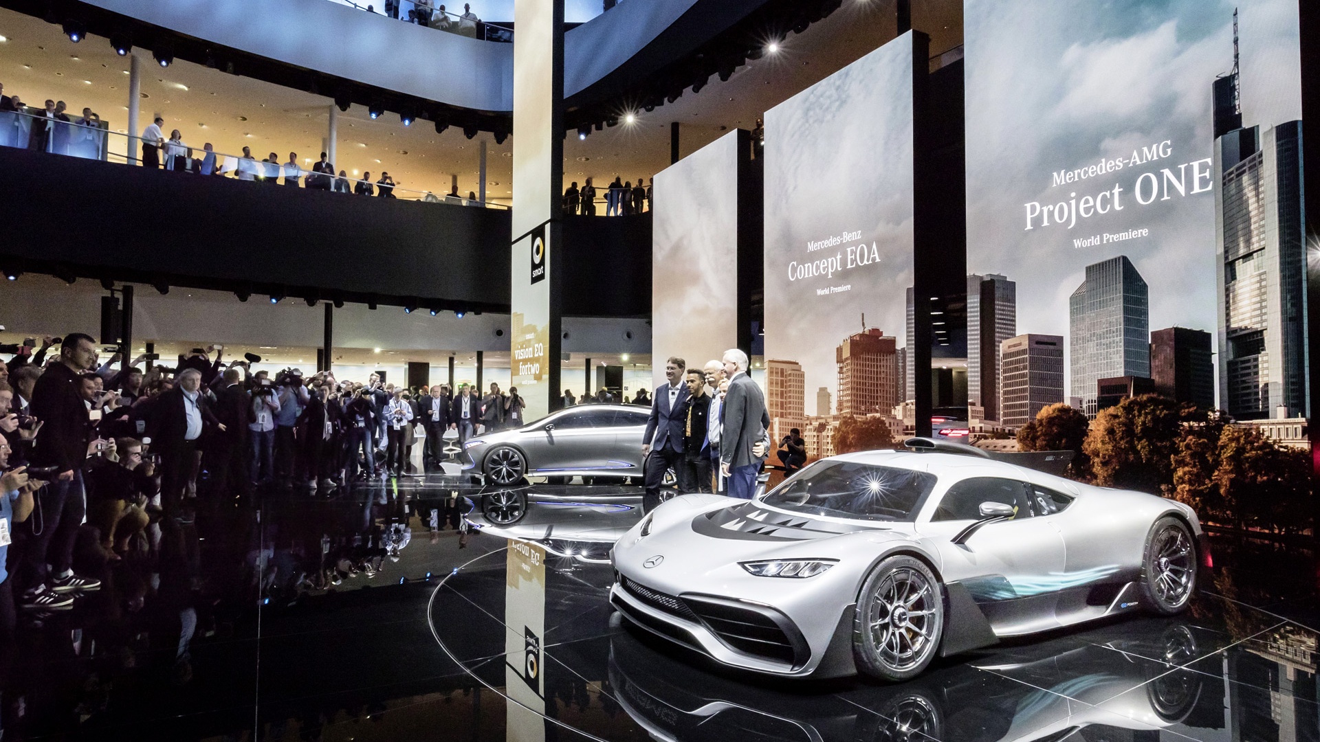 Noi lo thieu chip phu bong den len Trien lam Oto Munich hinh anh