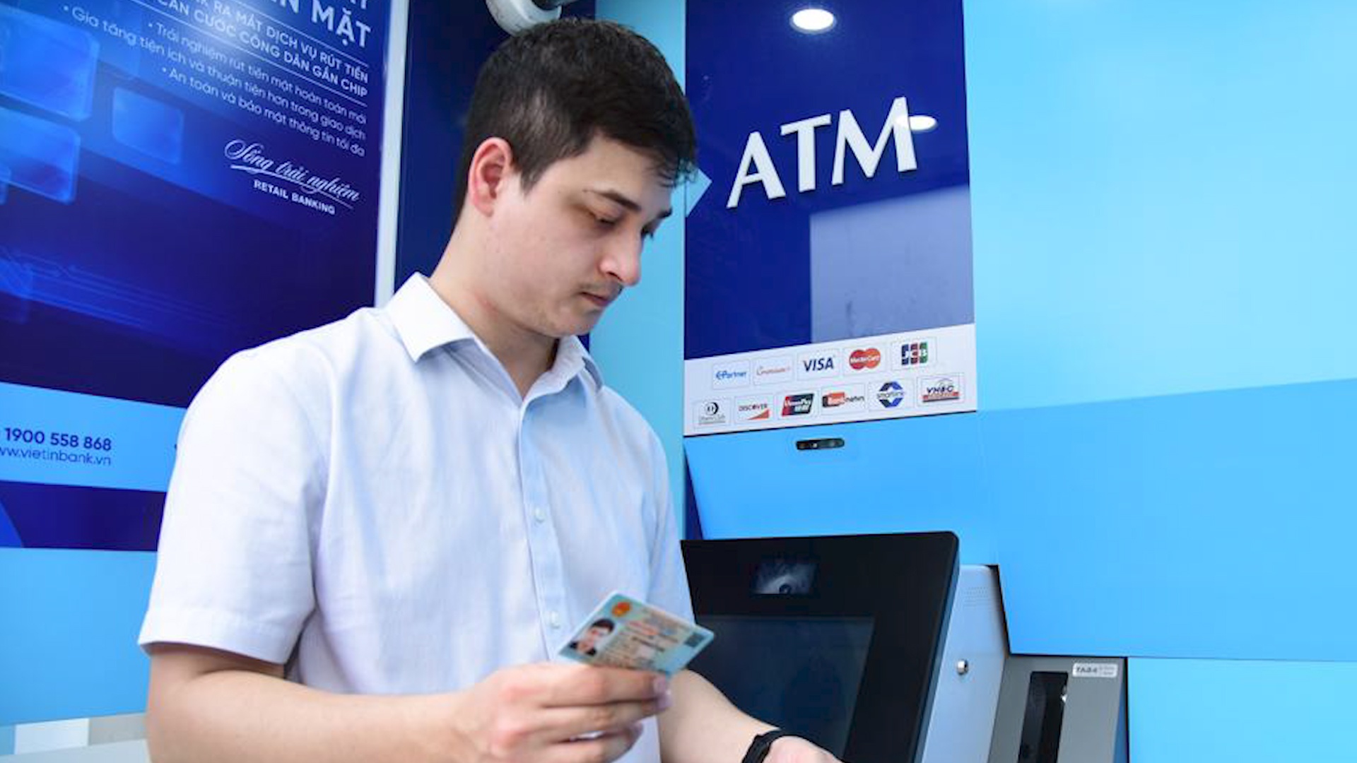Rut tien bang can cuoc cong dan gan chip thay the the ATM hinh anh