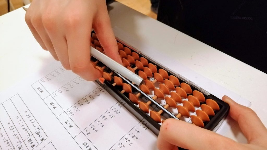 Hoc sinh Nhat van duoc day tinh toan tu cong cu 5.000 nam tuoi hinh anh