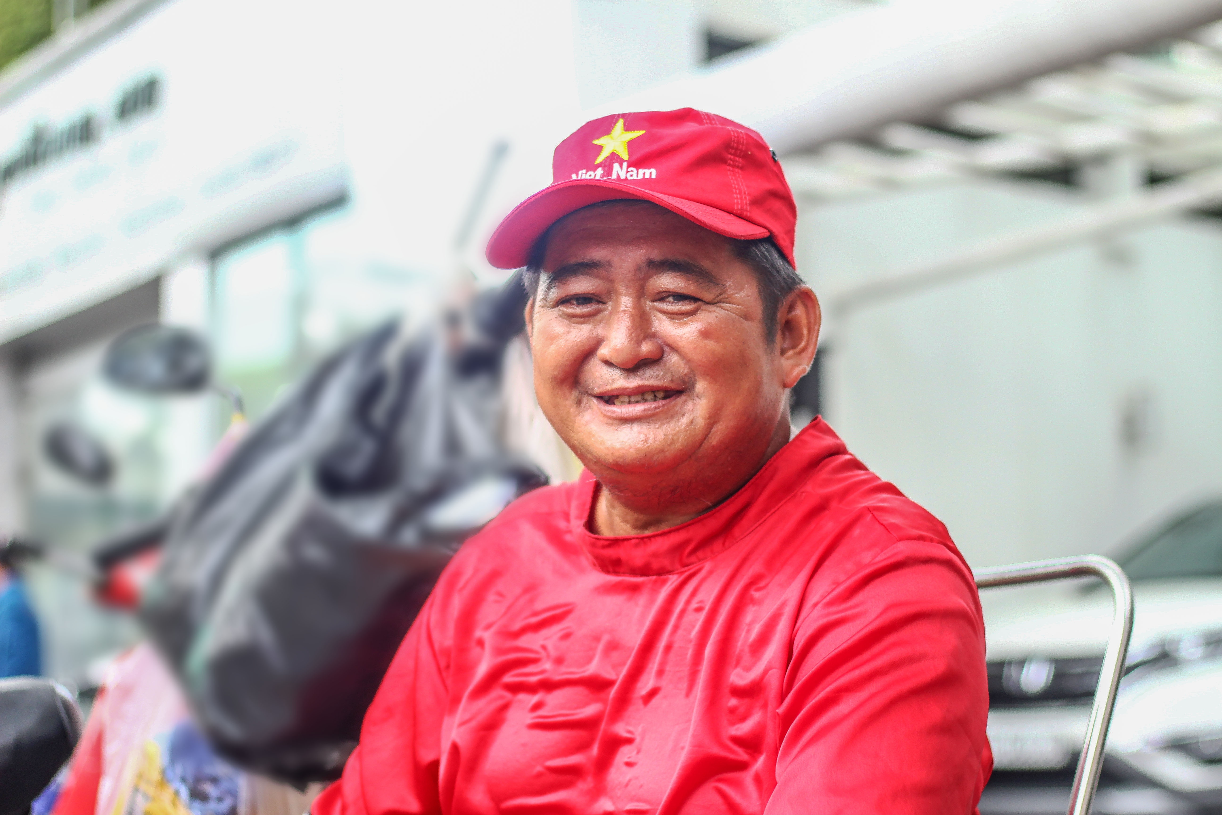 Nguoi cha 13 nam ban banh tren via he Sai Gon nuoi 3 con an hoc hinh anh